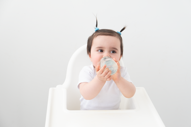 Trẻ sơ sinh bong da môi có thể bị mất nước nếu không uống đủ sữa mẹ hoặc sữa công thức
