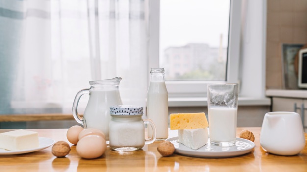 Sữa và các sản phẩm từ sữa chứa nguồn canxi và vitamin dồi dào