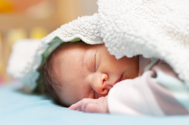 Đặt trẻ sơ sinh ngủ đúng cách rất quan trọng