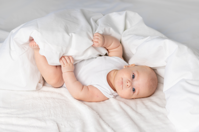 Môi trường, nhiệt độ xung quanh bé cũng là yếu tố tạo nên tư thế ngủ cho trẻ sơ sinh tốt nhất mẹ nhé!