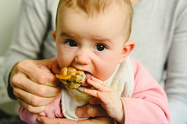 Cho con ăn quá nhiều hoặc quá phong phú khi mới bắt đầu thời kỳ ăn dặm sẽ đem lại phản ứng “ngược” từ trẻ