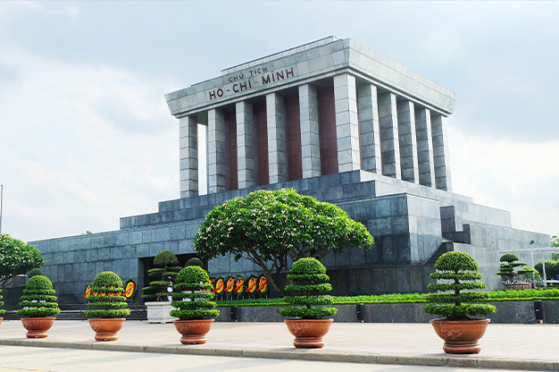 Lăng Bác đặt uy nghiêm tại trung tâm là nơi lưu giữ thi hài của Chủ tịch Hồ Chí Minh