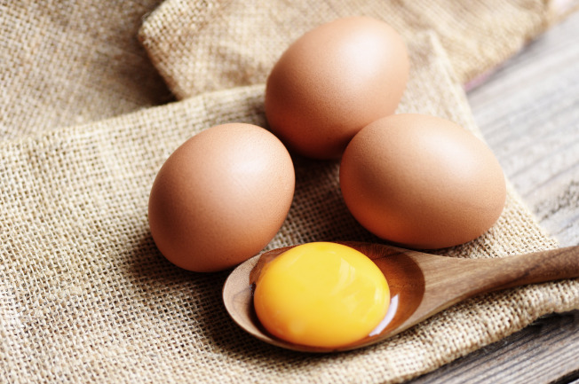 Bầu 8 tuần không nên ăn trứng sống