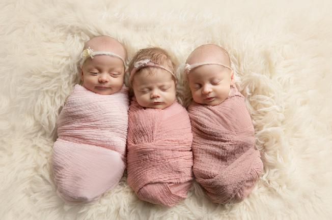 Sinh ba là hiện tượng mang thai ba bé cùng một lúc.