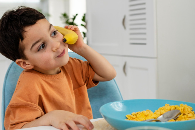 Bên cạnh những thực phẩm bổ sung chất xơ, có lợi cho đường tiêu hóa của bé bị táo bón, một số thực phẩm lại làm vấn đề đi ngoài của bé trầm trọng hơn