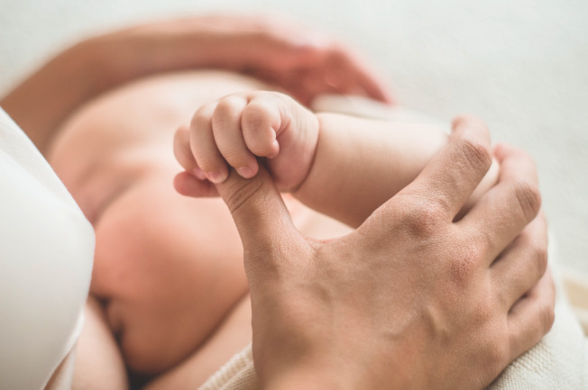 Cho con bú ngay sau sinh là tiền đề quan trọng để bé phát triển tốt