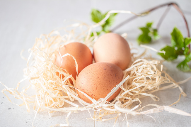 Trứng là nguồn cung cấp protein, vitamin A, B, D, E cùng các khoáng chất tốt như phốt pho, selen, canxi và kẽm