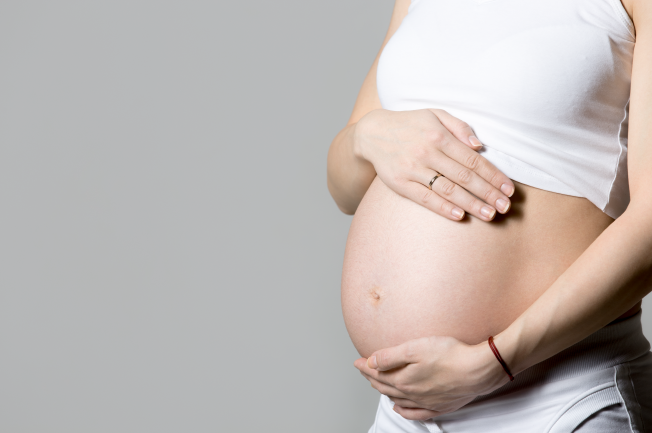 Việc mẹ sinh con lần thứ 3 sẽ không ảnh hưởng đến quyền lợi mà mẹ được hưởng trong chế độ thai sản