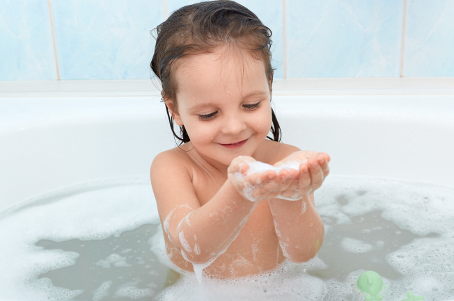 Khi trẻ bị rôm sảy, mẹ hãy tắm bằng nước ấm cho bé mỗi ngày để làm mát da bé