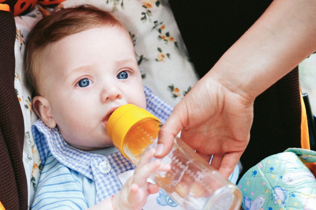 Cho con uống nhiều nước khi trẻ bị nổi mề đay
