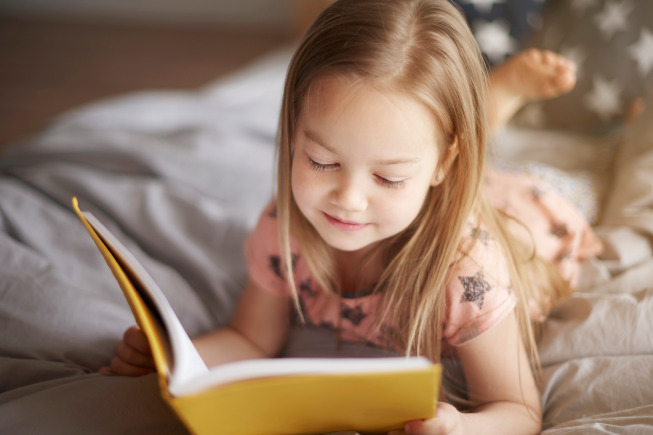 Cách dạy con học chữ cái: Đọc sách cho bé