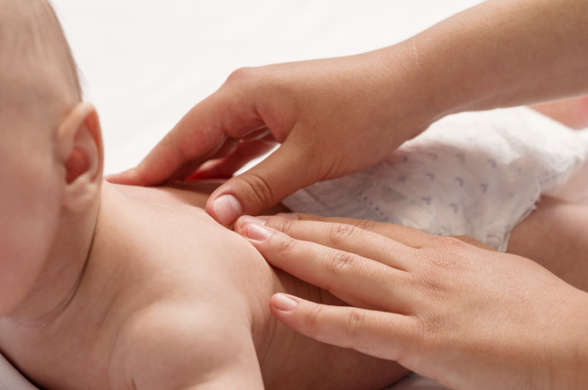 Đối với một em bé 3 tháng tuổi, mẹ tuyệt đối không nên “đụng chạm” tới điểm mềm trên đầu bé