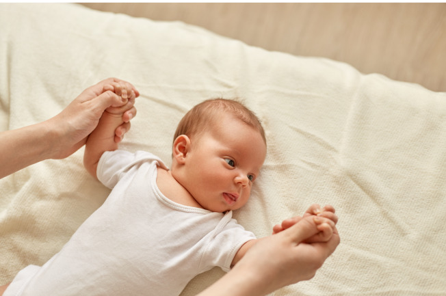 mát xa làm giảm căng thẳng ở trẻ sơ sinh bằng cách kích thích giải phóng oxytocin