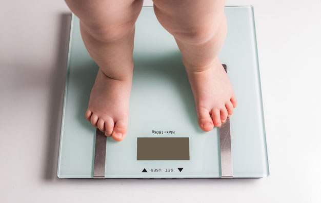 Đối với trẻ sơ sinh, ba mẹ nên đo chiều cao và cân nặng cho bé định kỳ mỗi tháng một lần để tiện theo dõi