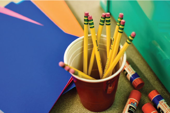 chiếc cốc để cho bé đựng bút tô màu, bút viết hoặc những món đồ chơi nhỏ