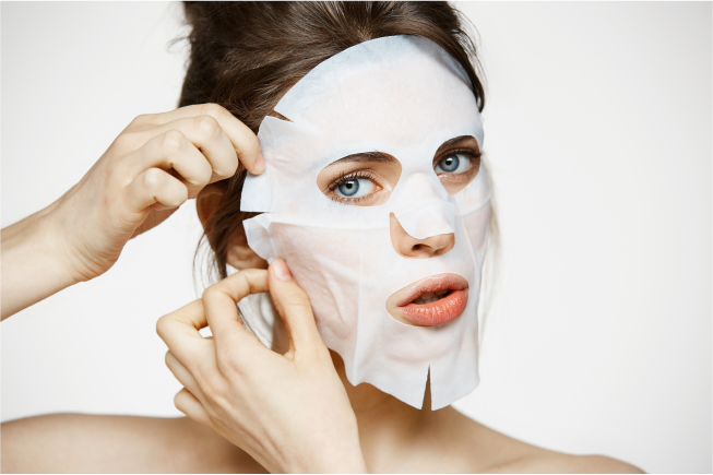 Tự làm mặt nạ dưỡng da tại nhà là một trong những cách chăm sóc da được nhiều chị em áp dụng