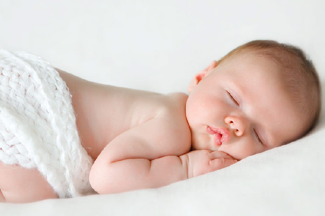 Mỗi ngày trẻ sơ sinh sẽ ngủ từ 16 – 18 tiếng