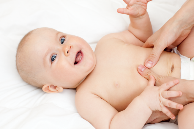 Massage đem lại rất nhiều tác dụng cho trẻ sơ sinh