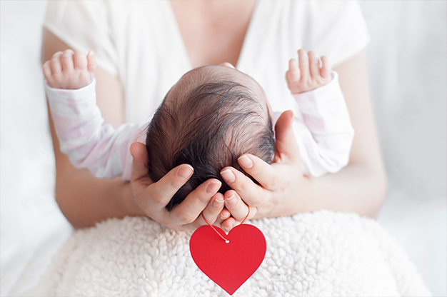 Cách bế trẻ sơ sinh: Bế bé bằng hai cẳng tay