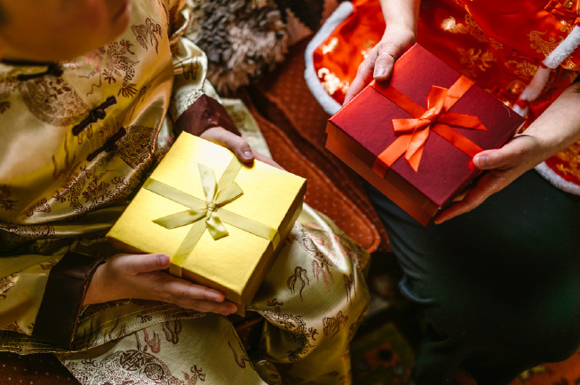 Các món quà tặng bé ngày Tết có thể là những món quà đơn giản, không quá đắt tiền