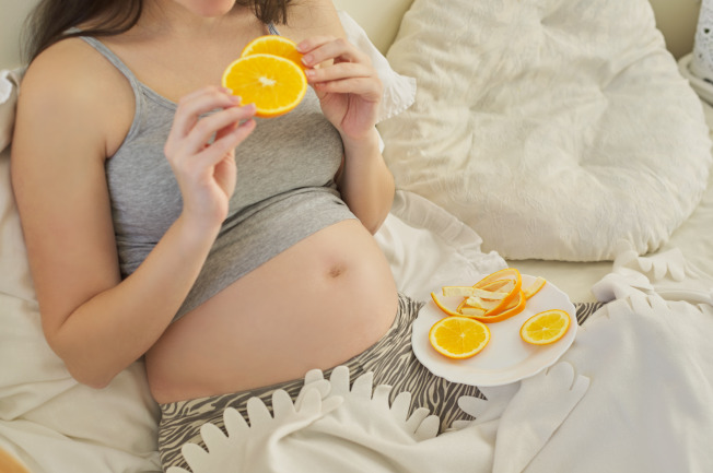 Trái cây là thực phẩm tốt cho sức khỏe mà mẹ bầu nên ăn khi mang thai