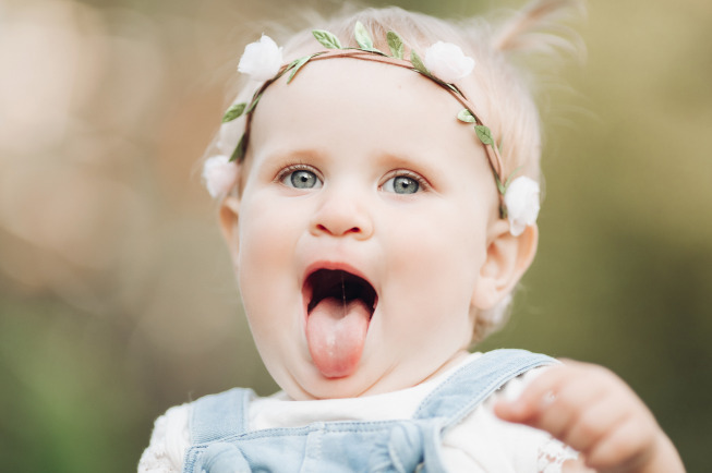 Biểu hiện của nấm lưỡi là khi lưỡi bé xuất hiện một lớp màng trắng, lưỡi và lợi của bé có các vết loét nhỏ