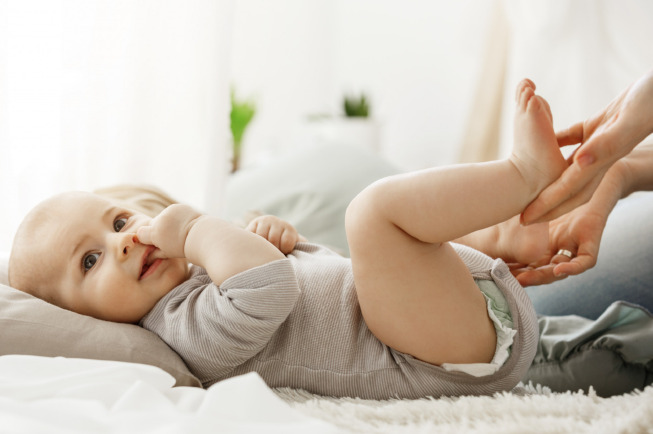 Quấn tã hoặc ủ kén cho bé khi ngủ