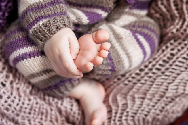 Mát xa tay chân giúp bé ngủ ngon hơn