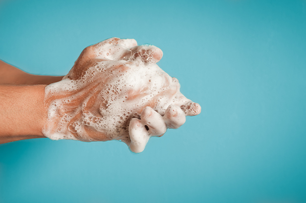 Rửa tay trước khi vệ sinh bình sữa