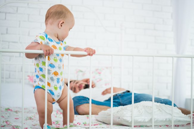 Trẻ 4 tháng ngủ ít vào ban ngày và ngủ nhiều hơn về ban đêm