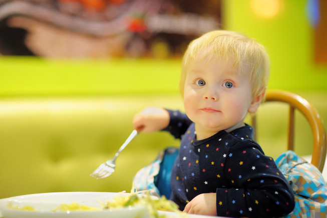Sau mỗi lần thử thức ăn mới, mẹ cần theo dõi phát hiện kịp thời các dấu hiệu dị ứng thức ăn ở trẻ