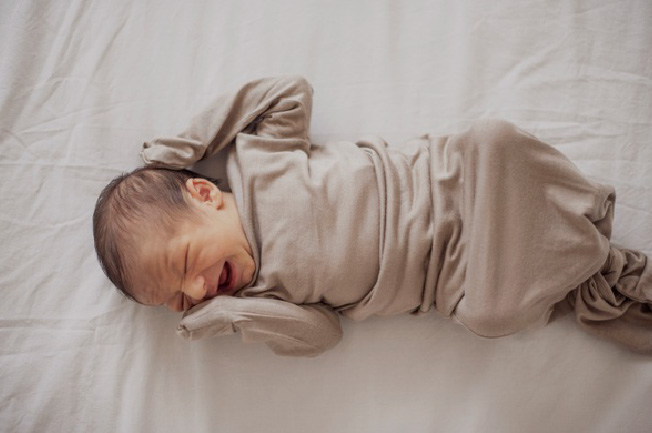 Trong khi những bé lớn tuổi hơn có thể ngủ một cách say sưa thì những em bé sơ sinh ngủ khá trằn trọc và thực sự thức giấc rất nhiều lần