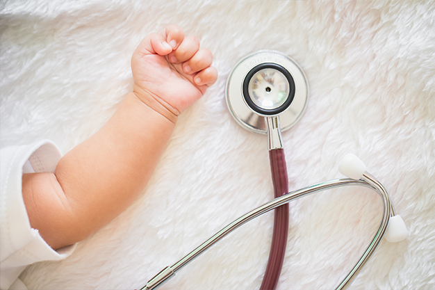 Bệnh tim bẩm sinh nặng thường được chẩn đoán ngay khi trẻ sinh ra. Nếu trẻ bị dị tật tim nhẹ hơn, triệu chứng dần xuất hiện khi trẻ lớn lên.