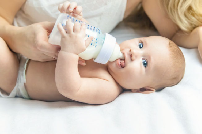 Khi nào trẻ được nhét bình sữa?