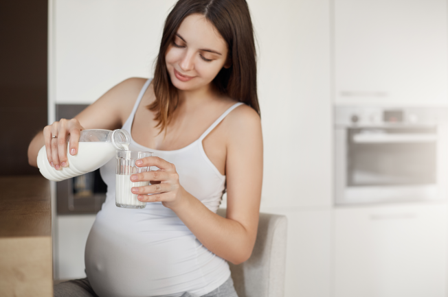 Canxi là dưỡng chất cần thiết cho sức khỏe của mẹ và sự phát triển của bé trong thai kỳ