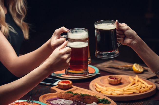 Cồn trong bia có thể gây ức chế khả năng tiết sữa của mẹ