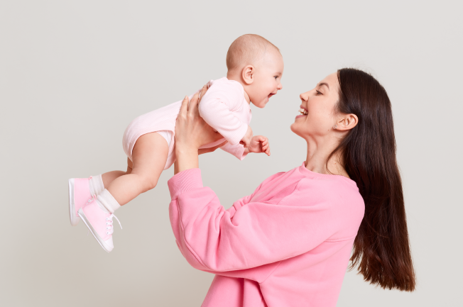 Để có hiệu quả giảm đau nhanh chóng và an toàn hơn, mẹ có thể dùng Gel trị nhiệt miệng cho các bé từ 2 tuổi trở lên.
