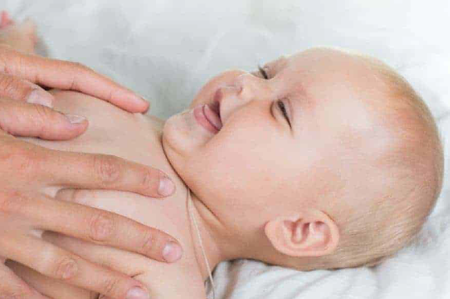 Mát xa mặt và đầu có thể là một thách thức vì trẻ sơ sinh có xu hướng di chuyển nhiều