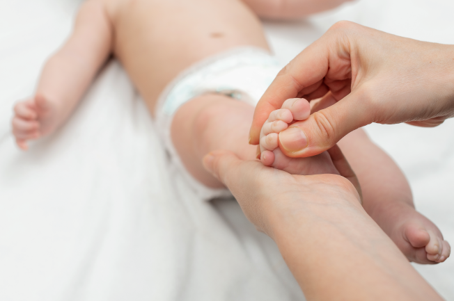 Mát xa chân cho trẻ giúp tăng cường hệ tuần hoàn, lưu thông máu