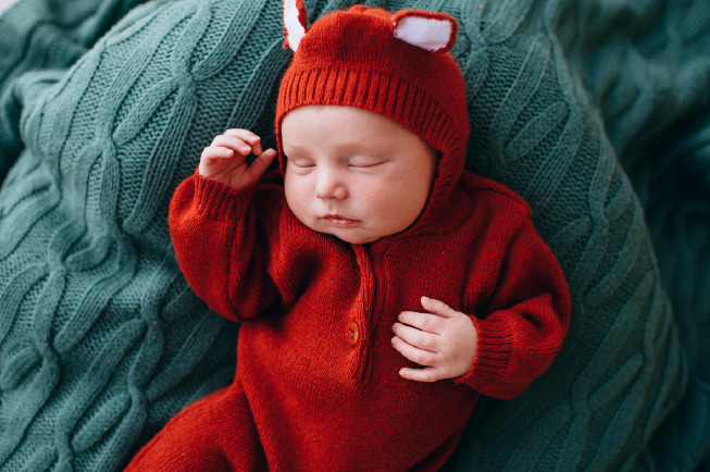 Trung bình một trẻ sơ sinh ngủ khoảng 8 – 9 tiếng vào ban ngày và khoảng 8 tiếng vào ban đêm.