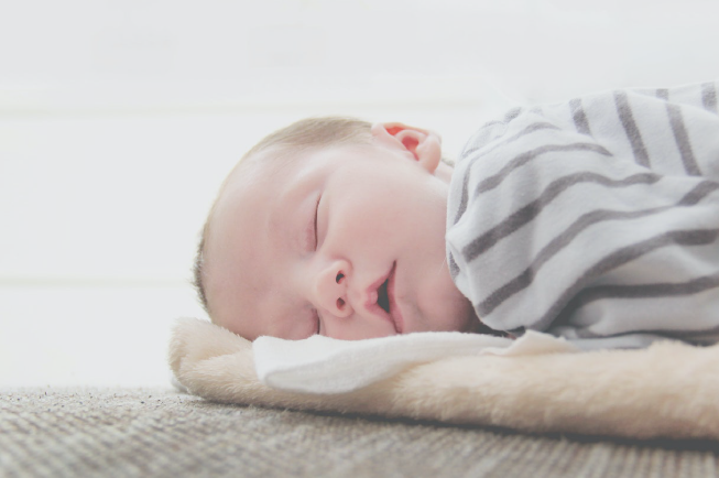 Trẻ mắc bệnh: Trẻ 1 tháng tuổi ngủ ít dễ mắc các bệnh về đường hô hấp như cảm lạnh, cúm,… bị bệnh sẽ khiến trẻ mệt mỏi và bú kém.
