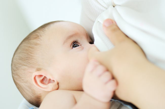 Bé sơ sinh thường nuốt không khí khi đang bú nên hay bị ợ hơi và đầy bụng