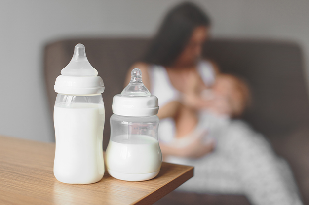 Bình sữa có chất liệu nhựa là lựa chọn khá phổ biến của các mẹ. Bởi khối lượng bình nhẹ không bị vỡ và giá thành phải chăng