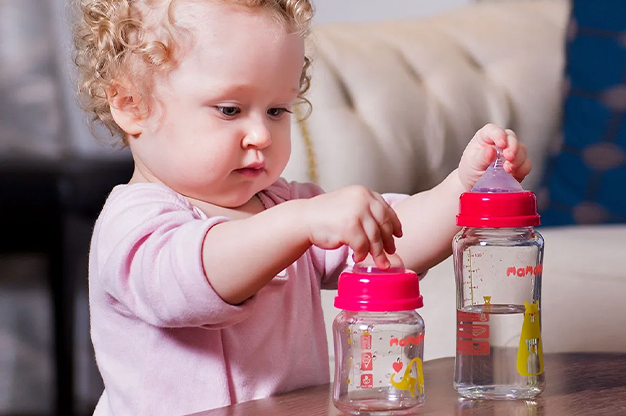 Bình sữa thủy tinh rất an toàn khi sử dụng vì không chứa BPA hay bất kỳ hóa chất gây hại nào. Đồng thời, khả năng chịu nhiệt của thủy tinh rất cao, mẹ có thể đun sôi để khử trùng mà không lo bình bị biến dạng