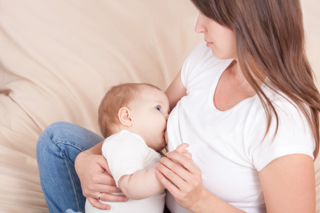 Ngoài ra, nuôi con bằng sữa mẹ còn thúc đẩy sự phát triển của xương hàm của bé cũng như tốt cho sự phát triển của trí thông minh, thị lực, hệ thần kinh và ruột của bé.
