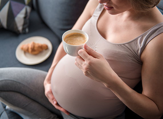 Bước tới tháng thứ 6, mẹ nên tránh các chất  cafein có trong cà phê. Do cơ thể bé chưa phát triển hoàn thiện nên chất này sẽ gây hại cho bé.