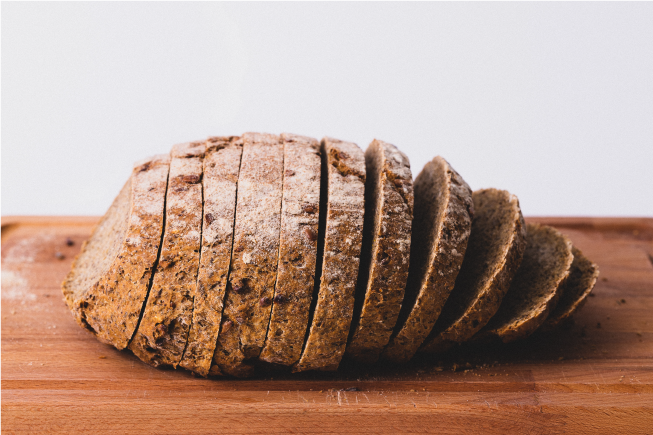 Sau sinh ăn bánh mì được không với bánh mì nguyên cám?