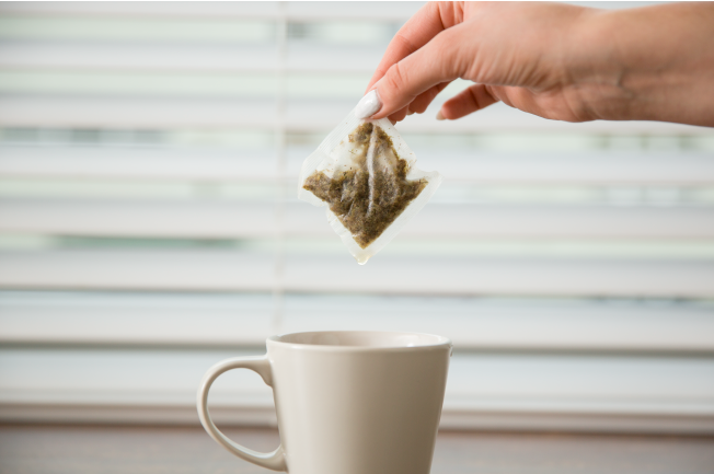 Túi trà lọc đã qua sử dụng có chứa một lượng axit Tannic tác dụng giảm sưng lợi