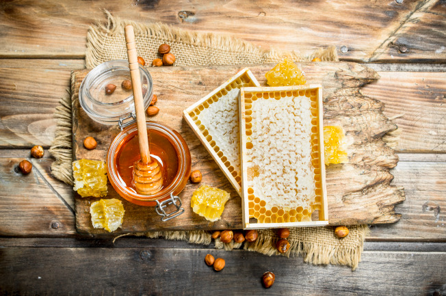 pha mật ong với với chanh cùng nước ấm dùng để súc miệng để đạt hiệu quả cao nhất.