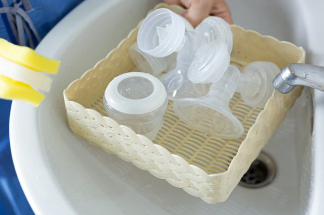 Ngoài lần tiệt trùng đầu tiên, không cần phải tiệt trùng bình sữa, vệ sinh núm ti thường xuyên bằng nước xà phòng